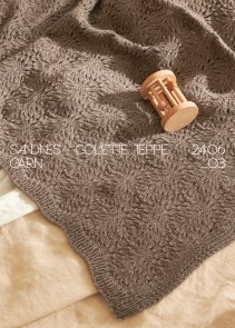 Sandnes Colette filt 2406_03 #coletteteppe babyfilt med hålmönster stickad i duo merinoull peer gynt sandnes garn handarbetsbode