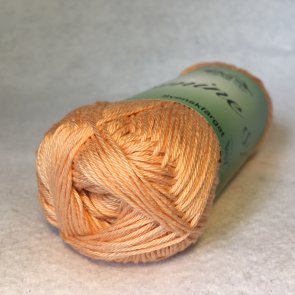 Jasmine 8/4 50 g färg 1203 aprikos kinna textil tunt merceriserat svenskfärgata bomullsgarn 8/4 virkning handarbetsboden i Örebr