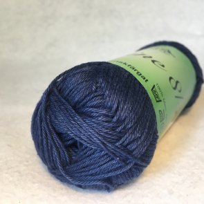 Jasmine 8/4 50 g färg 1107 marinblå kinna textil svenskfärgat merceriserat tunt bomullsgarn till virkning virkgarn virka handarb