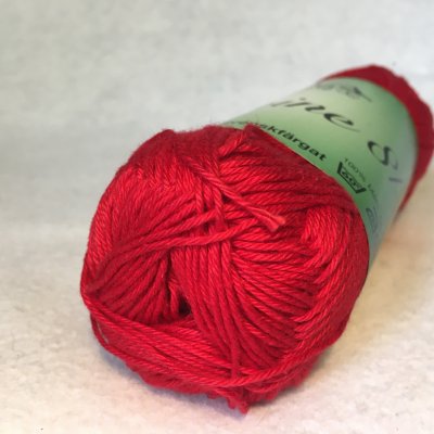Jasmine 8/4 50 g färg 1004 röd Kinna merceriserat bomullsgarn tunt virkgarn handarbetsboden örebro virka sticka