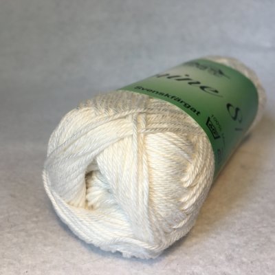 Jasmine 8/4 50 g färg 1101 vit (tonad) kinna textil tunt merceriserat bomullsgarn virkgarn handarbetsboden i örebro virka tunna 